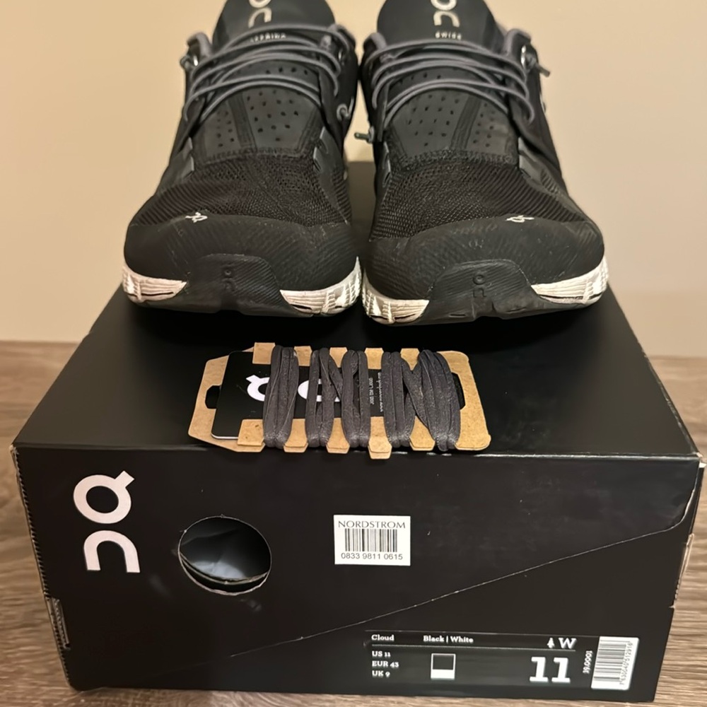 ON Women’s Cloud Low Top Running Shoe size 11 black/white